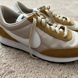 Women’s Nike Daybreak sneakers size 8 (ck2351-201) Rattan/White